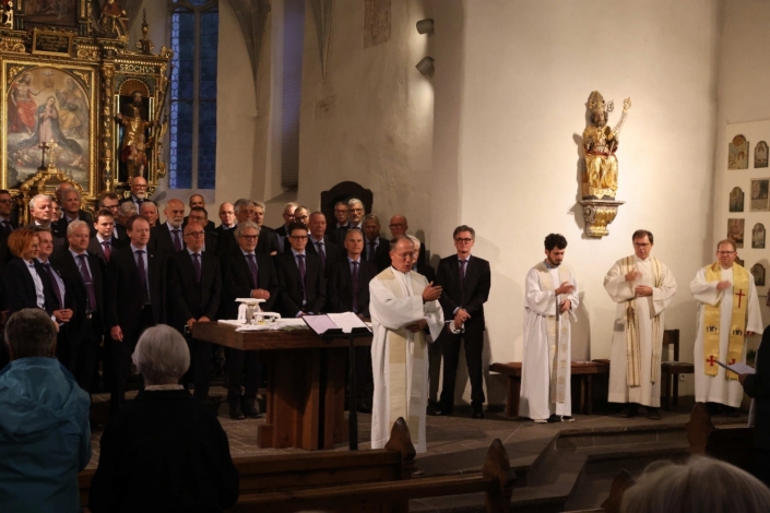Pfr. Jodok Müller mit Konzelebranten und Männerchor Götzis beim Festgottesdienst, Bruderschaftstag 2026.