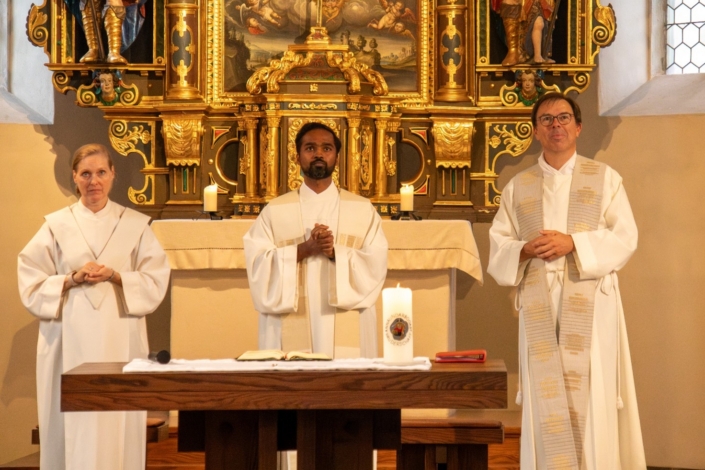 Gemeindeleiterin Heidi Liegel, Zelebrant Christopher Parambili und Geburtstagskind Dekan Pfarrer Rainer Büchel beim Festgottesdienst zum Annatag 2026