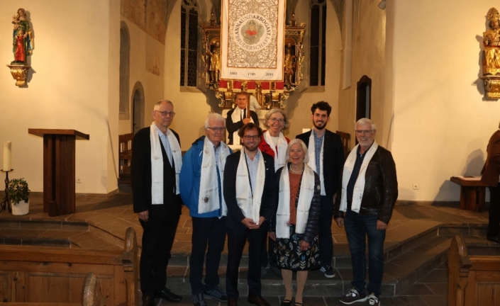 Die beim Bruderschaftstag 2026 neu aufgenommenen Schwestern und Brüder, v.l.n.r. Josef Loacker, Peter Simeaner, Christian Kathan, Monika Marte-Boll, Barabara Wagner, Pfr. Gabriel Steiner und Gerold Marte.