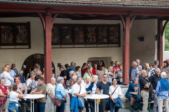 Agape vor der Wallfahrtskirche nach dem Festgottesdienst zum Annatag 2026.